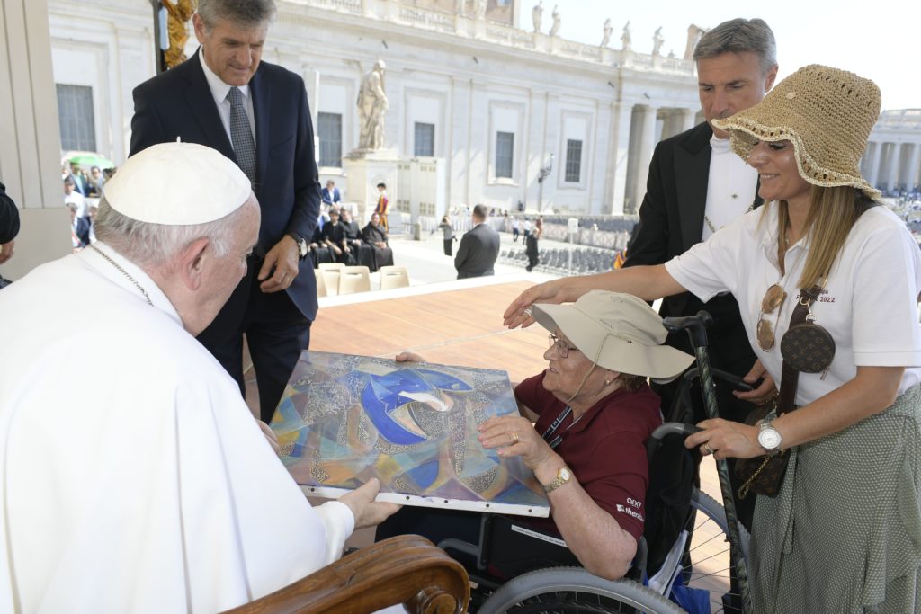 Catequesis del Papa: El servicio gozoso de la fe que se aprende en la gratitud