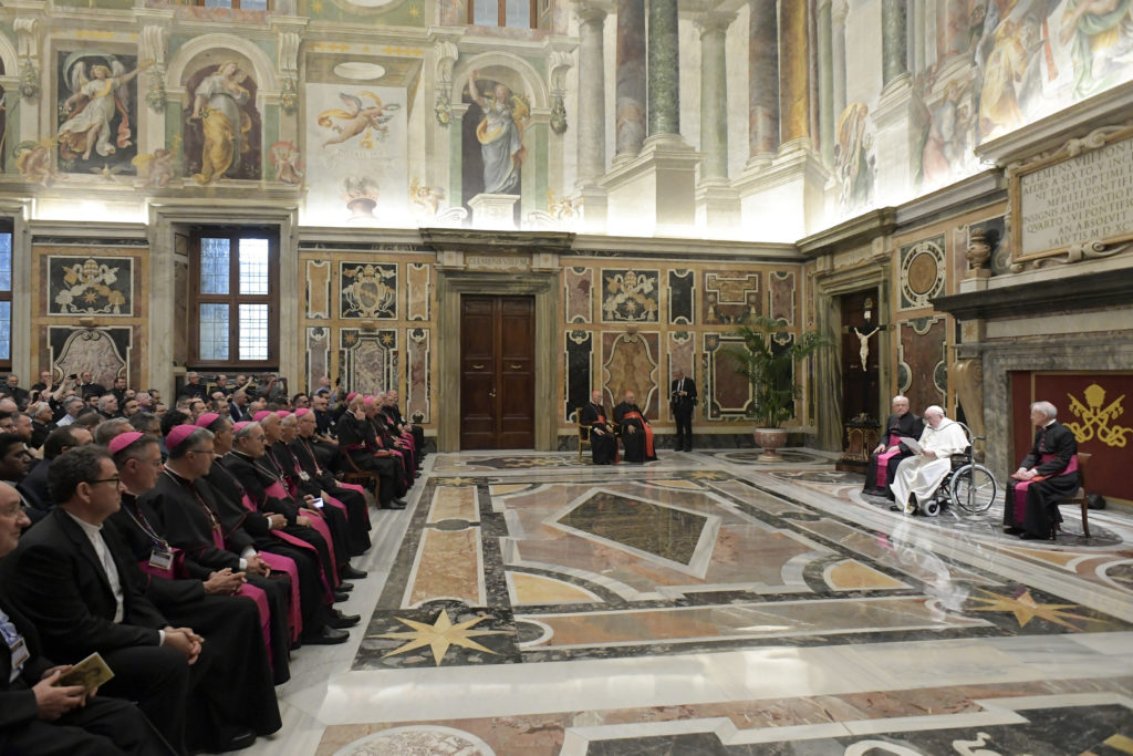 Il Papa: La figura sacerdotale in mezzo al popolo è importante