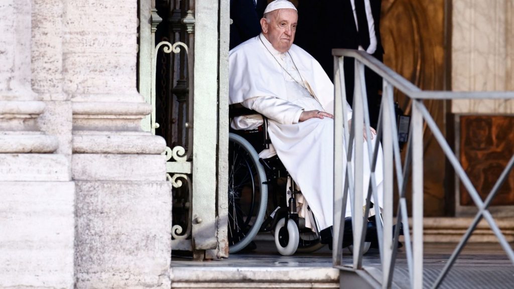 Il Papa non celebrerà la Messa e la processione del Corpus Domini a causa del suo ginocchio