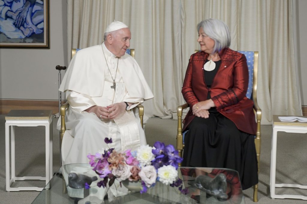 Il Papa è accolto  dal Governatore Generale del Canada, l’Onorevole Mary Simon