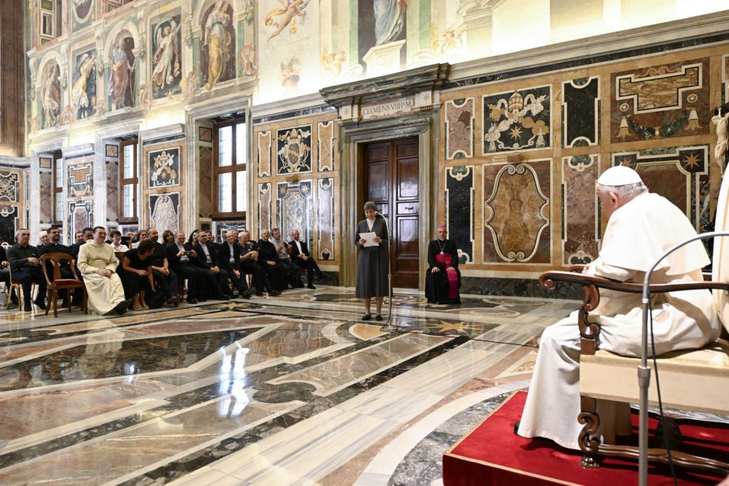 “La liturgia es alegre, con la alegría del Espíritu, porque canta alabanzas al Señor”