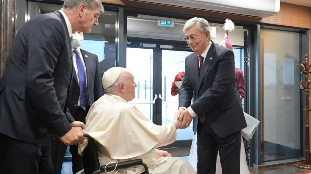 Il Papa inizia il suo “pellegrinaggio di pace” in Kazakistan