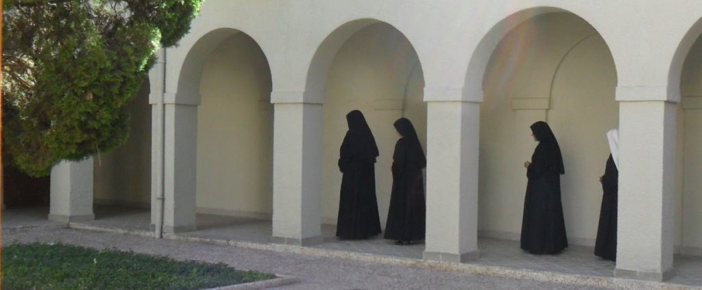 Cuando las monjas rezan por los sacerdotes