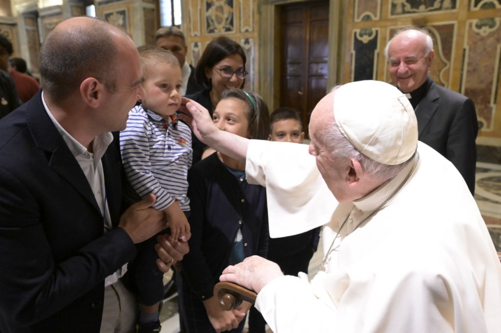 Papa: “La forza di tutti i legami di solidarietà e amore si impara in famiglia”