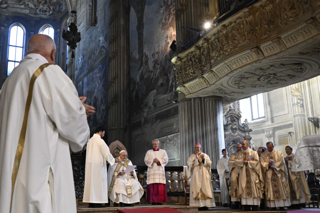 “La salvezza ci viene incontro lasciandoci amare da Gesù crocifisso”