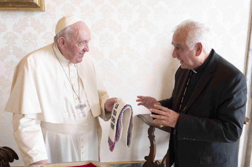 Entrega de Estola de los Hogares de Cristo al Papa Francisco