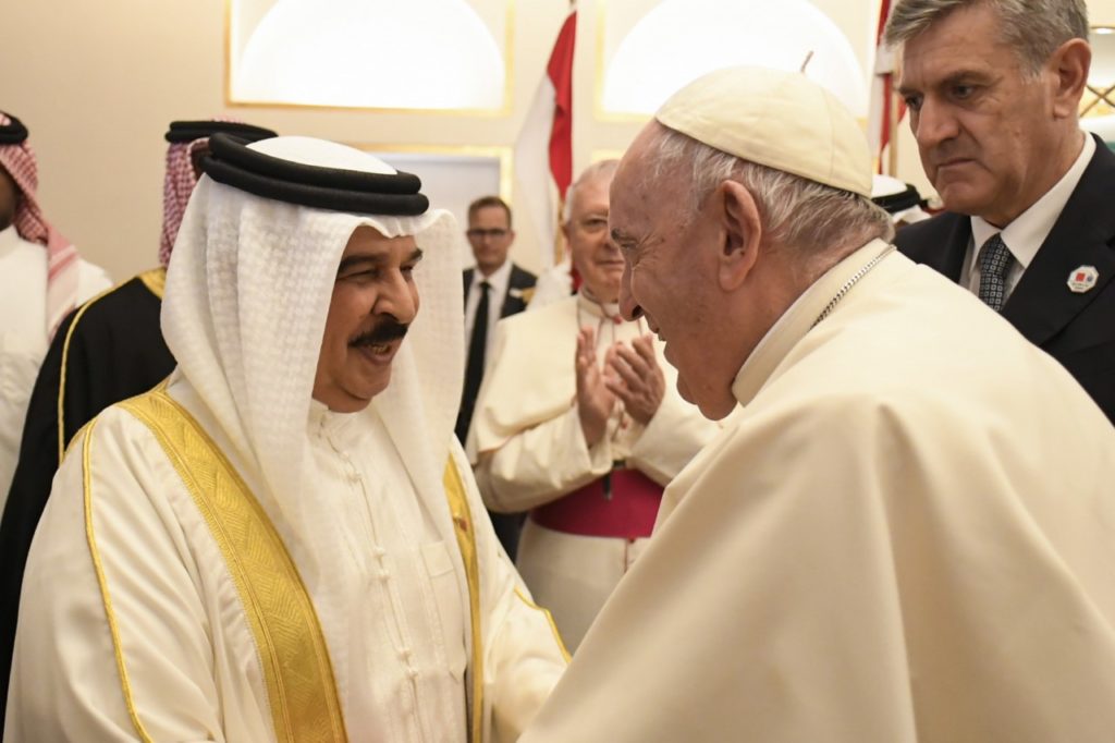 Pope Francis takes leave of Bahrain