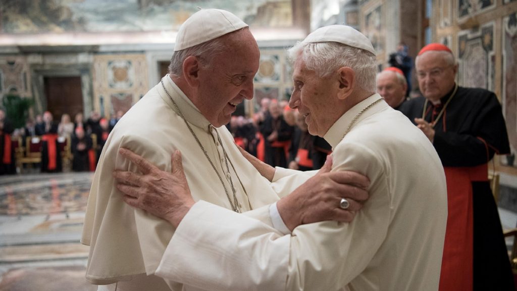 Benedicto XVI está grave pero estable