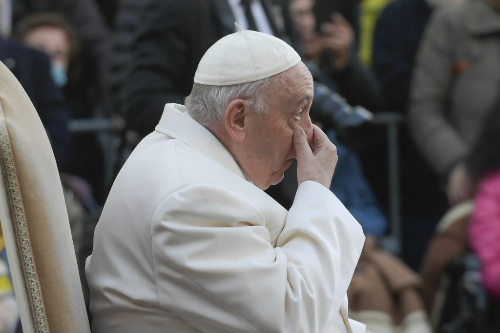 El Papa Francisco llora por el sufrimiento de Ucrania ante la Inmaculada