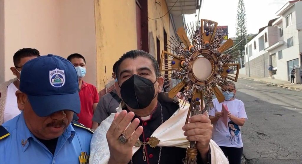 Nicaragua: Decretado arresto domiciliario para monseñor Rolando Álvarez