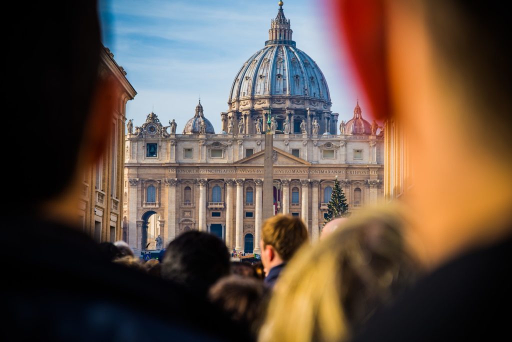 El Papa regula fondos, fundaciones y entidades de la Curia Romana