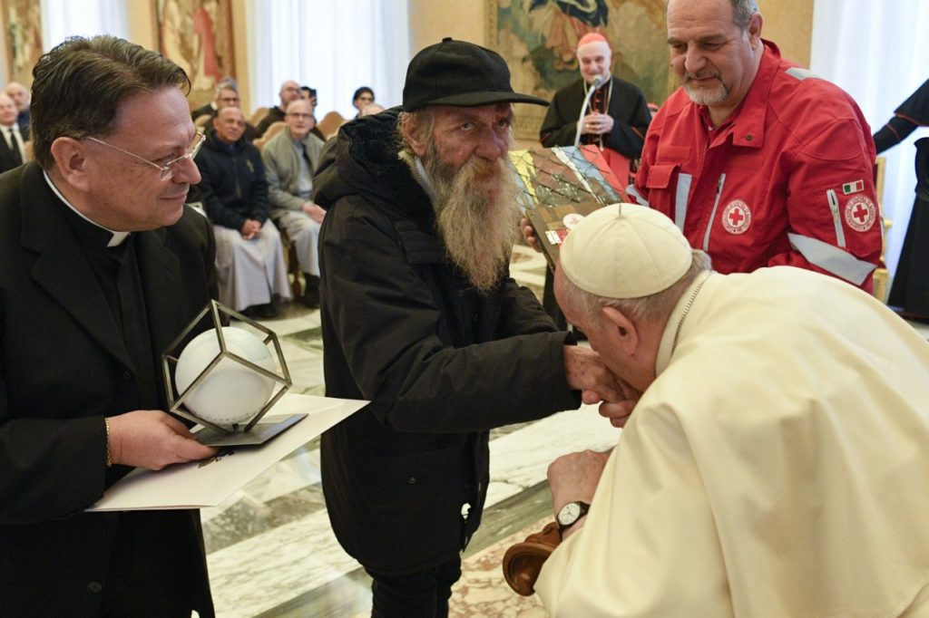 “Ci aiuti Madre Teresa dal cielo a vivere la povertà con semplicità e con la preghiera”