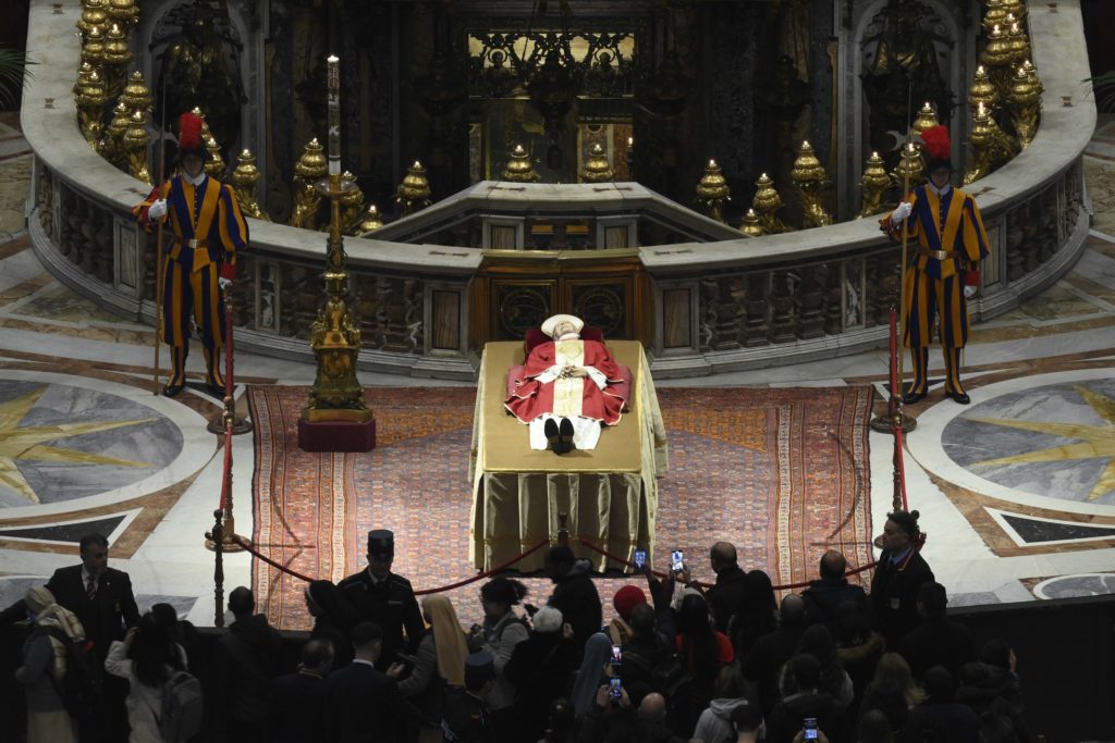 El cuerpo de Benedicto XVI ya se encuentra en la basílica de San Pedro