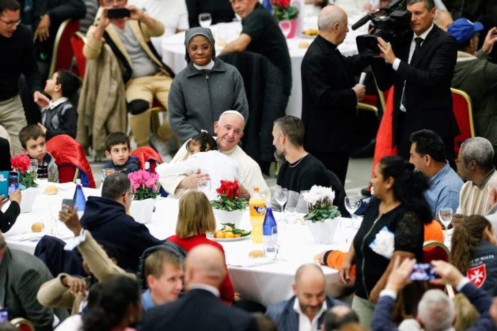 El Papa: “No apartes la mirada de los pobres”