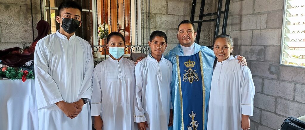 Carlos Bladimir Corado, sacerdote de El Salvador