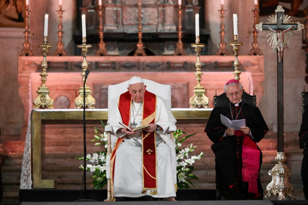 Papa Francesco: la Chiesa non sia una dogana, abbracci il mondo con il Vangelo