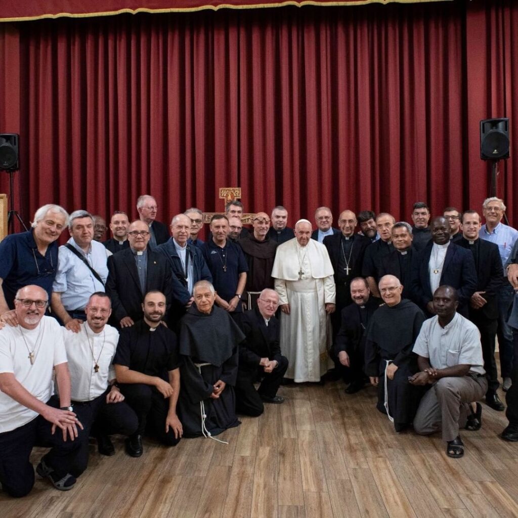 El Papa Francisco se reúne con unos sacerdotes en una parroquia de Roma