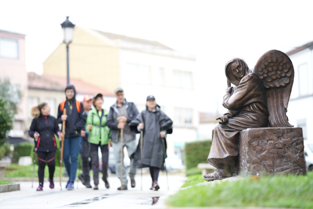 Un angelo sul Cammino di Santiago: inaugurata la nuova scultura  “Be Welcoming” di Timothy Schmalz