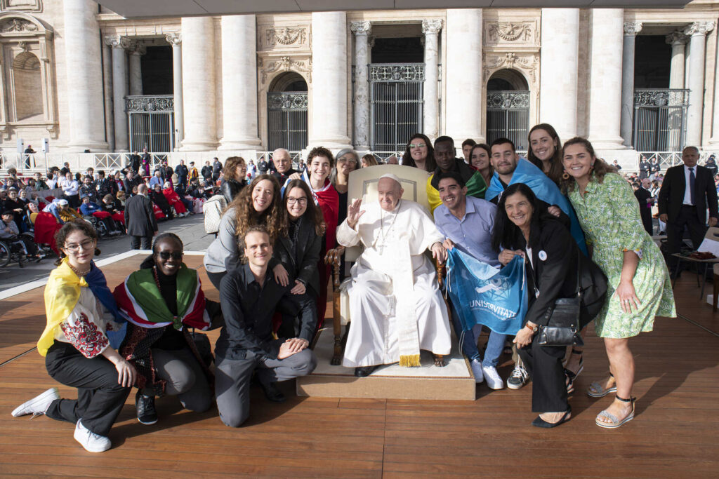 El Papa Francisco convocó a los educadores a acompañar a los jóvenes  en la construcción de un futuro mejor