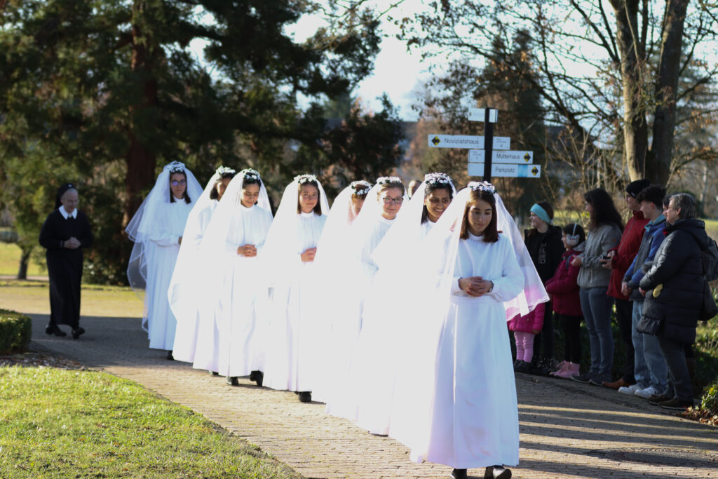 Nueve jóvenes novicias recibieron el vestido de las Hermanas de María de Schoenstatt