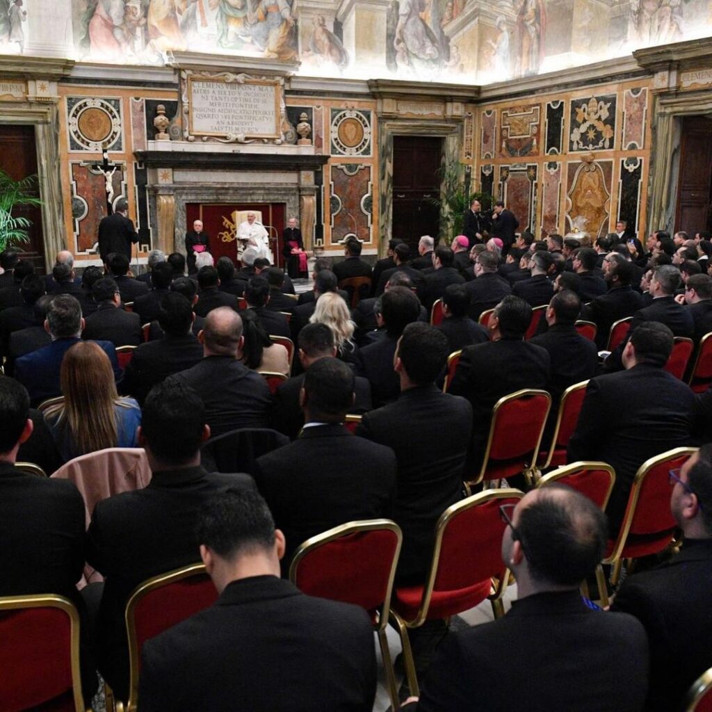 El Papa Francisco insta a los sacerdotes a enfocarse en el servicio desinteresado a los demás