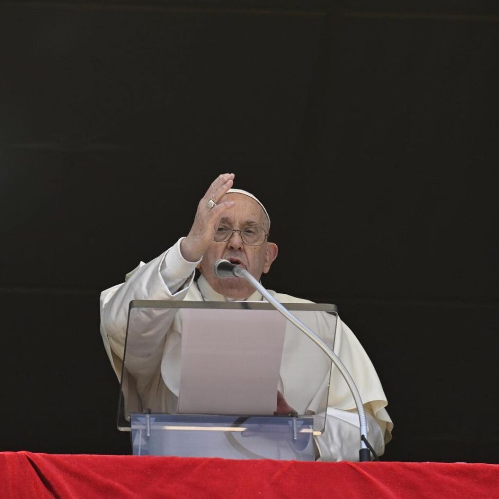 “Gesù è il Buon Pastore, che ha sacrificato la sua vita per noi e, risorto, ci ha donato il suo Spirito”