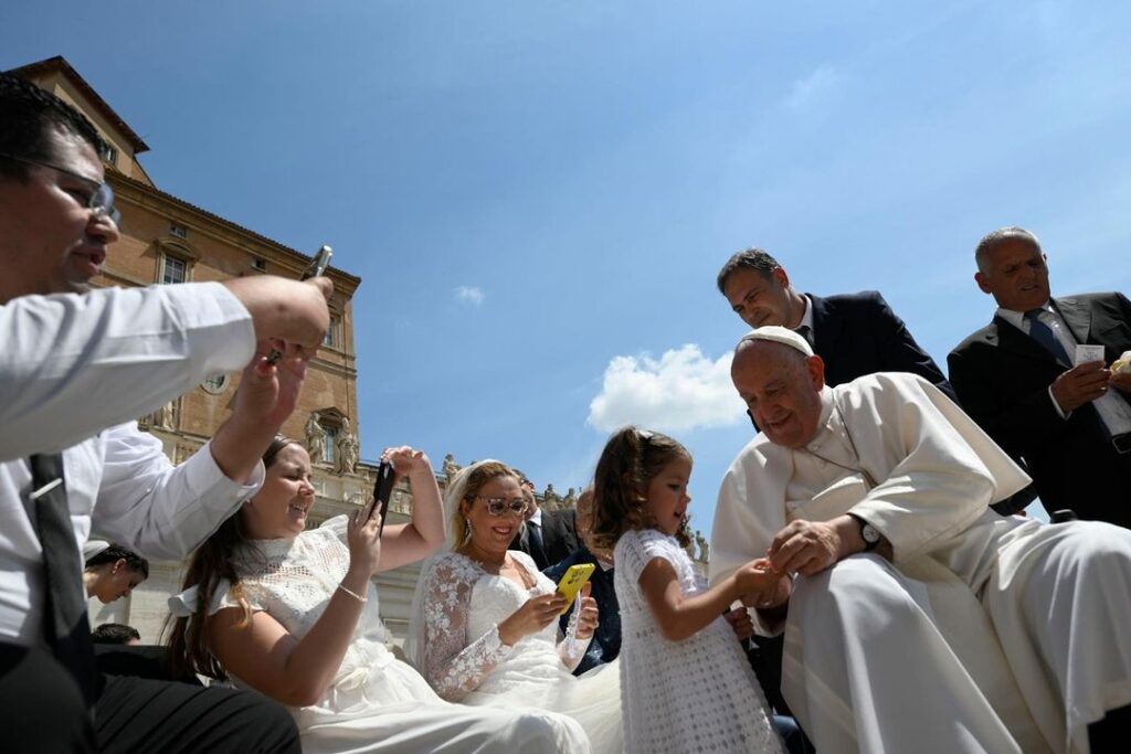 Francis: L’umanità continua a devastare la creazione