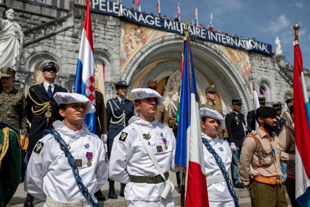 Francis to the military: “the world needs its weapons at the service of peace”