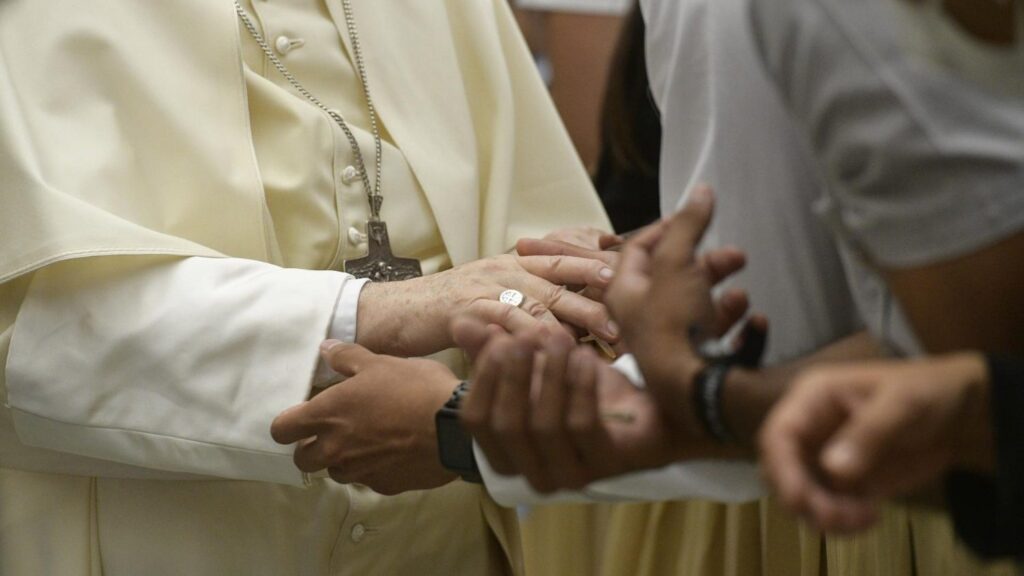 Papa Francesco: Egoismo, consumismo e individualismo lasciano le persone sole e infelici