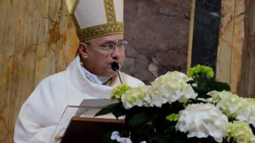 «Recémosle a la Virgen para que proteja a la Iglesia, al Papa, a esta nación y al mundo entero»