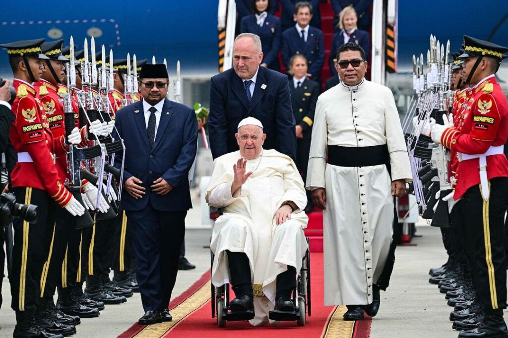 El Papa llegó a Yakarta para promover “la fe, la fraternidad y la compasión”