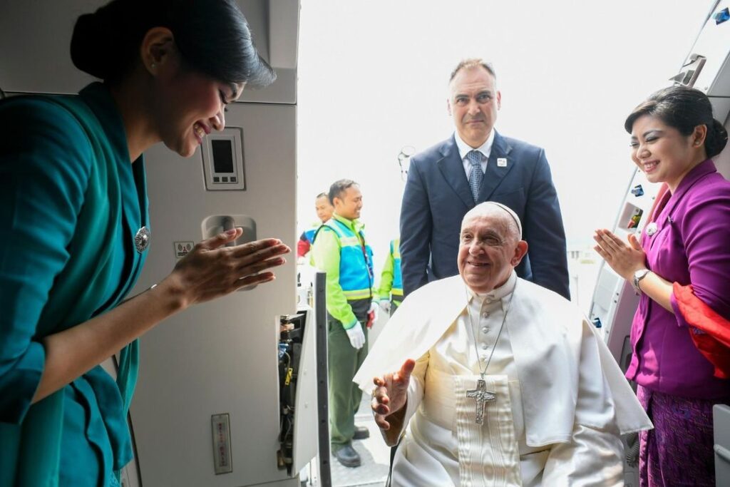 Pope Francis concludes his apostolic journey and returns to Rome