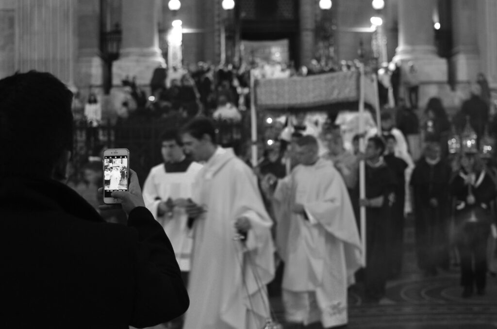 5 Ideas para ayudar a los sacerdotes en la parroquia