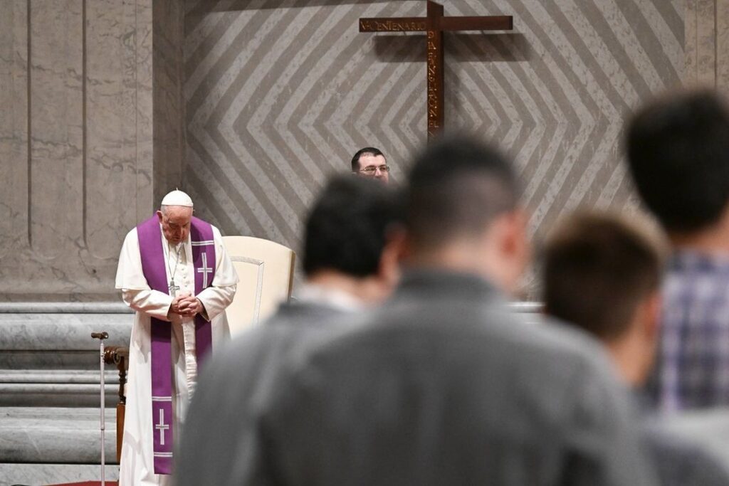 Papa Francesco invita alla riconciliazione nella veglia presinodale