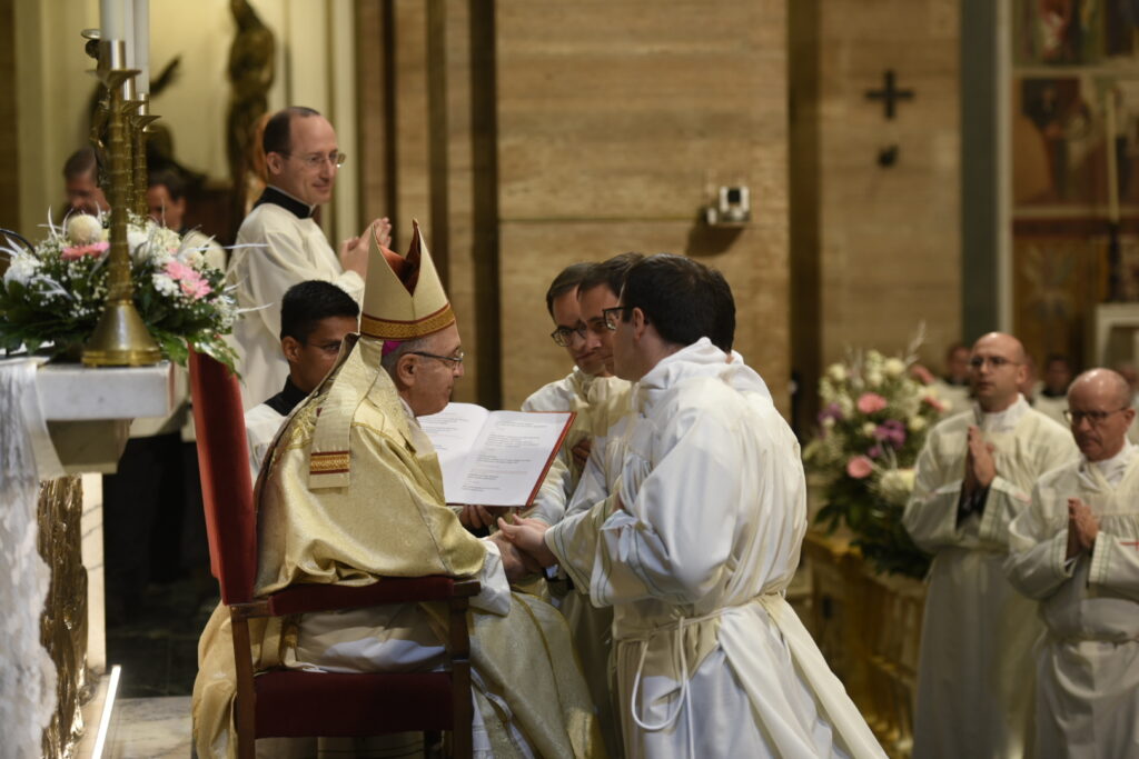 20 nuovi diaconi per la Chiesa: “Abbiate un orecchio verso Dio e un altro verso il popolo”