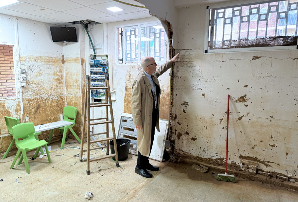 Visita del Cardenal Michael Czerny a las zonas afectadas por la DANA en Valencia