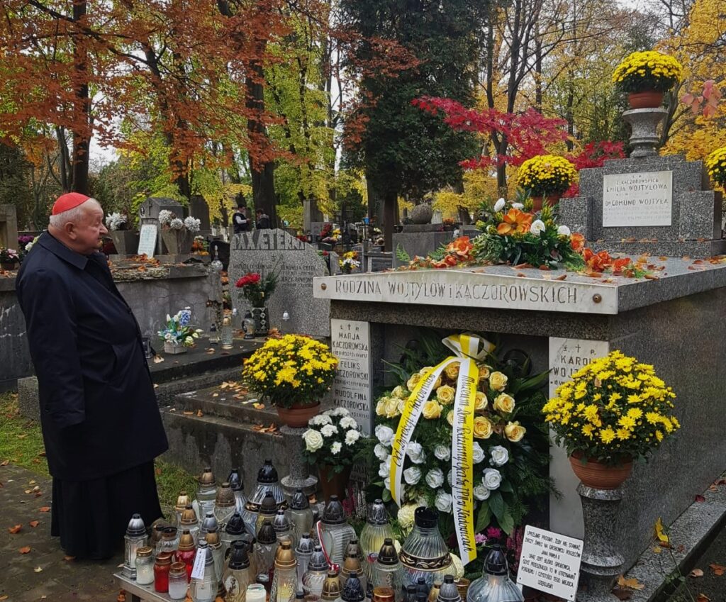 El cardenal Dziwisz visita la tumba de los padres de Juan Pablo II