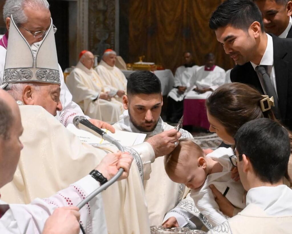 Papa Francesco sottolinea l’importanza della fede e della gioia nella famiglia