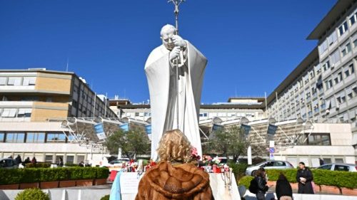 El Papa en el Gemelli: ligera mejoría y reducción gradual del oxígeno