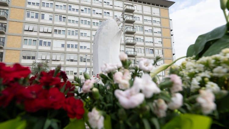 Papa al Gemelli: segue gli Esercizi Spirituali della Quaresima dall’ospedale