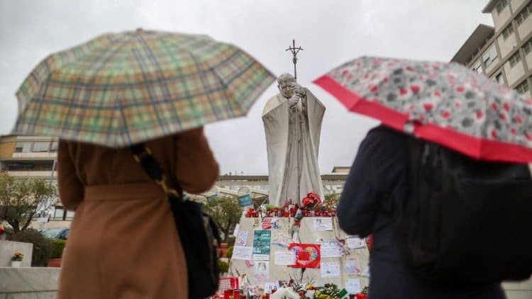 El Papa se encuentra estable, la radiografía confirma las mejorías de los últimos días