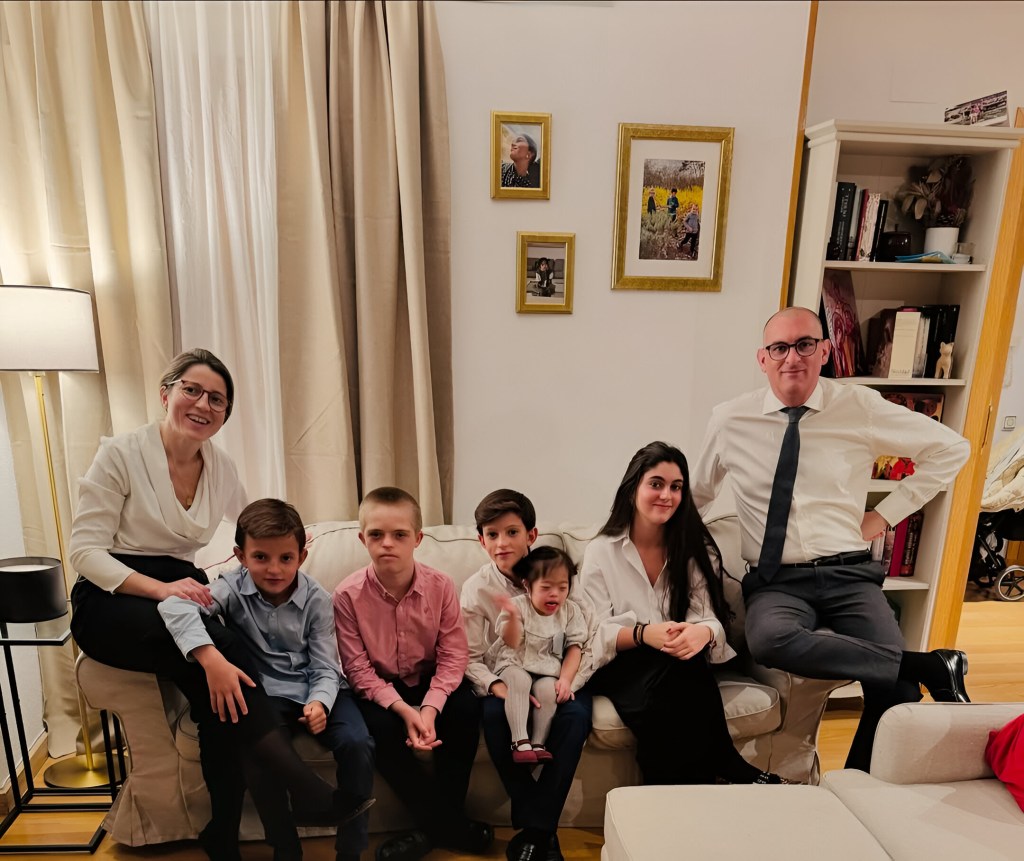 Abbracciare il piano B: la storia di Lola, madre di cinque figli, due con sindrome di Down