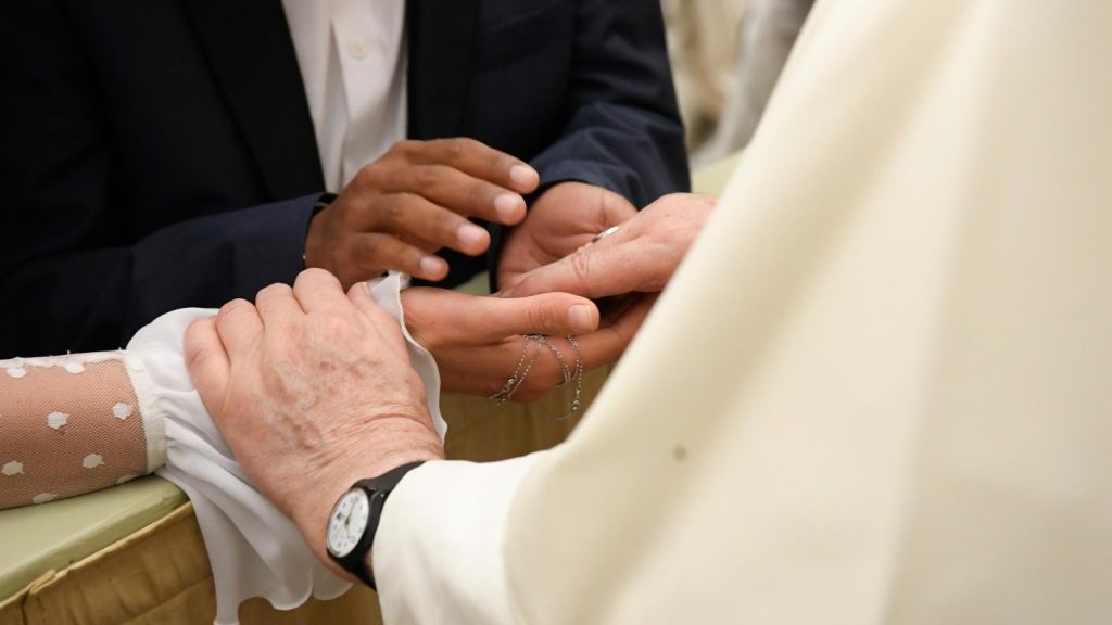 Pope Francis to young couples in an unpublished text: believe in the “joy of love”