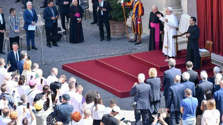 León XIV: “La dignidad debe prevalecer sobre toda dependencia degradante”
