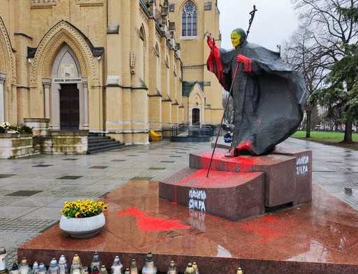 Como en los tiempos del régimen comunista en la Polonia de Tusk se ataca al Papa Wojtyła