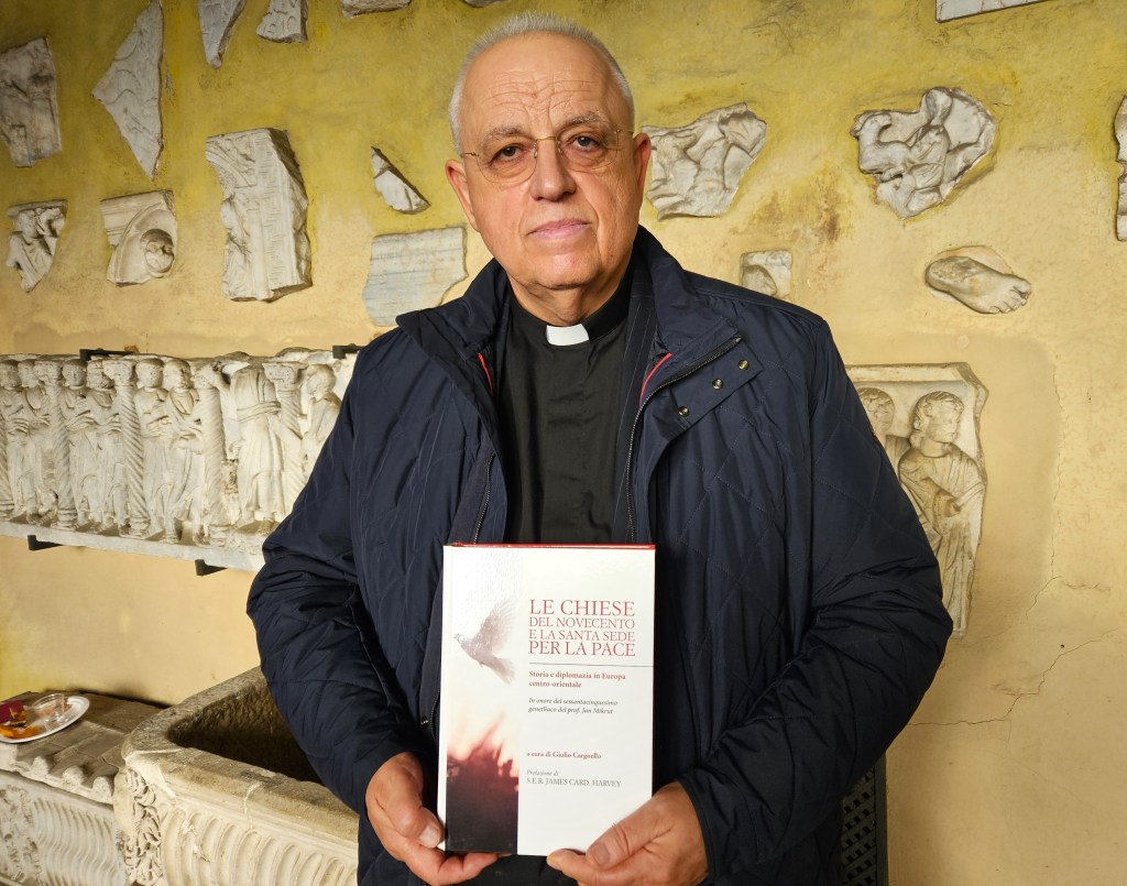Omaggio del card. Harvey al rev. prof. Jan Mikrut