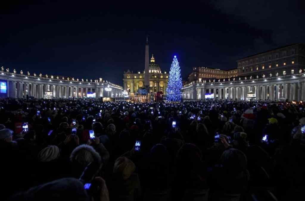 Lo spirito del Natale illumina Piazza San Pietro con l’inaugurazione del Presepe e dell’albero di Natale