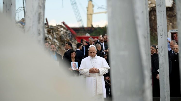 Pope Leo XIV prays in silence at Beirut’s “Ground Zero”: a gesture of consolation on the fifth anniversary of the tragedy