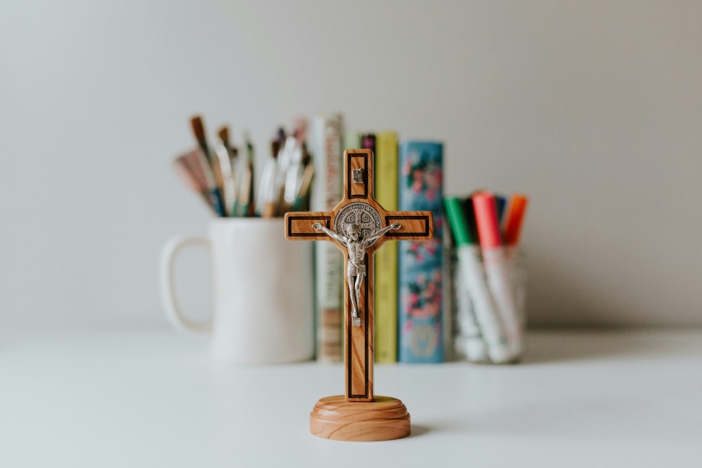 La cruz profanada por una profesora