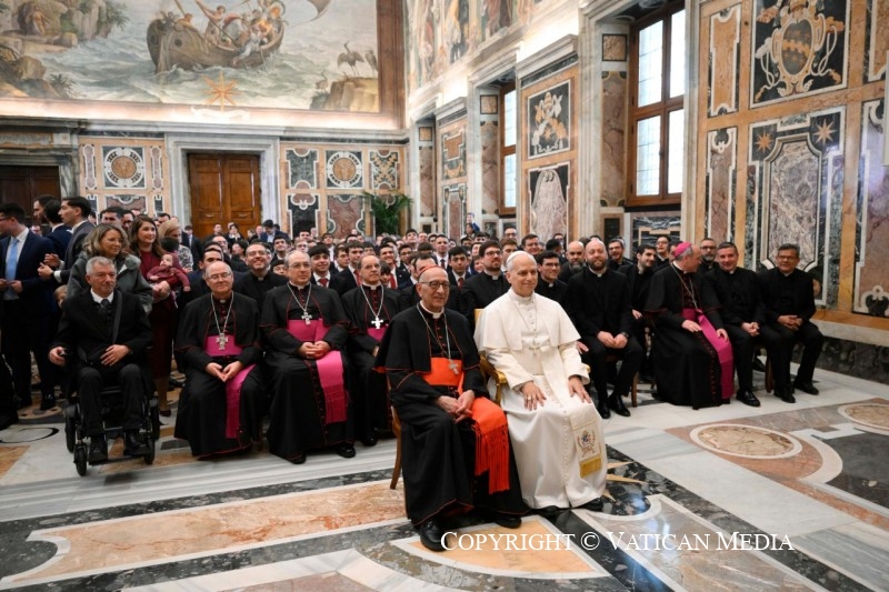 El Papa: El hombre no está hecho para vivir cerrado en sí mismo, sino en relación viva con Dios